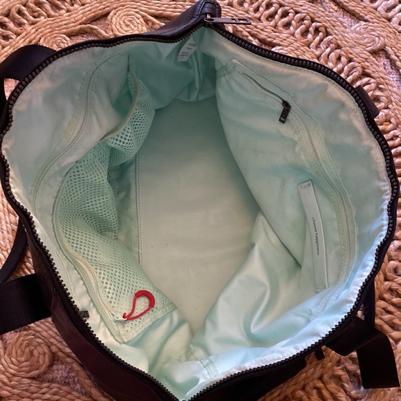 RARE HTF Pristine Lululemon Free To Be Bag in Miss Mosaic - Picture 8 of 15